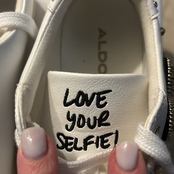 Super cute casual sneakers!! - Picture 3 of 4